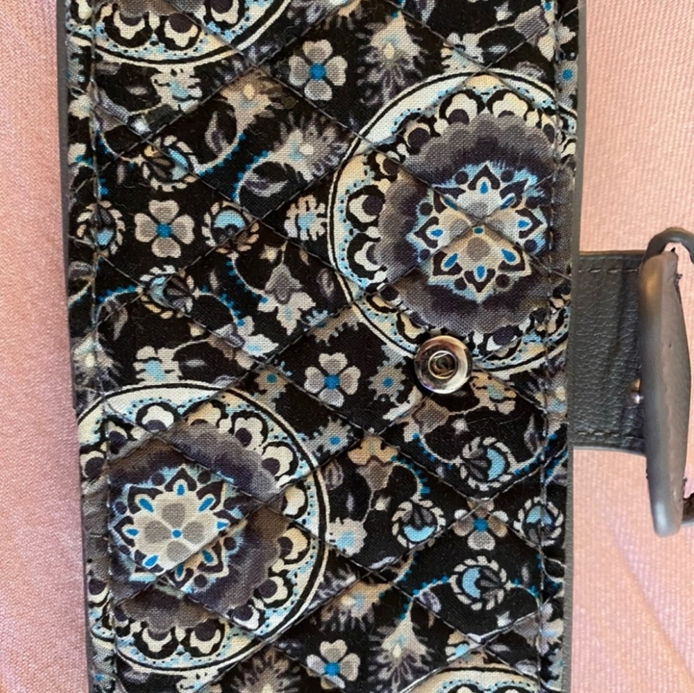 BNWT Vera Bradley Wristlet Charcoal Medallion - Picture 2 of 5